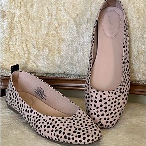 Universal Thread flats